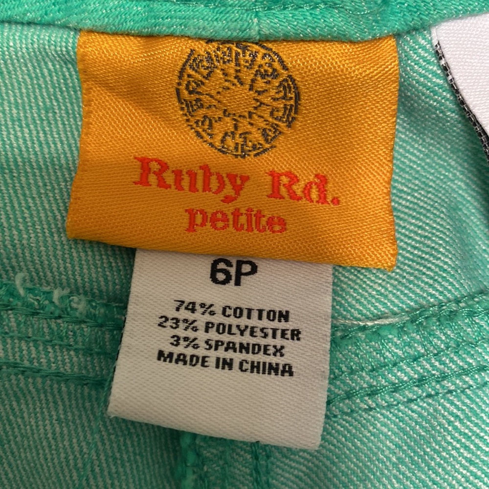 Ruby Road capris. Size 6 P - Picture 4 of 4